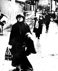Refugiados saliendo de una ciudad de Normandía, Francia, Segunda Guerra Mundial, 1940-1944