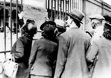 Refugiados estudiando un horario de tren, Gare de l