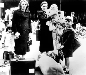 Refugiados con sus pertenencias, París ocupada por los alemanes, julio 1940