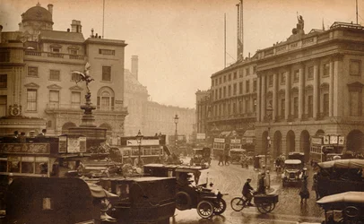 Regent Street, Londres, Inglaterra, vista desde Piccadilly Circus, 1923-1938