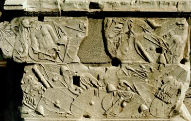 Relieve que representa escudos y armaduras romanas