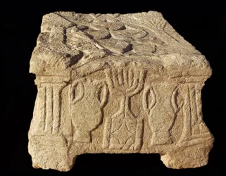 Relieve que representa una Menorá de Siete Brazos, Sinagoga de Magdala