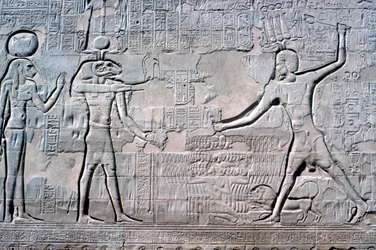 Relieve del Faraón ante Knum y Sekhmet, Templo de Khnum, Períodos Ptolemaico y Romano