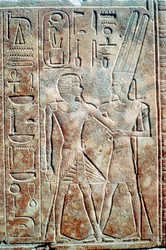 Relieve de la Reina Hatshepsut con vestimenta masculina, Templo de Amón, Karnak, Egipto, c. 1500 a.C.