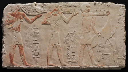 Relieve de tres portadores de ofrendas