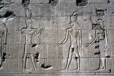 Relieve del faraón ante Horus, Templo de Horus, Edfu, Egipto, Período Ptolemaico, c. 251 a.C.-c. 246 a.C.