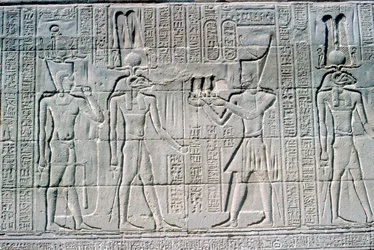 Relieve del faraón ante Knum, Templo de Khnum, Periodos Ptolemaico y Romano