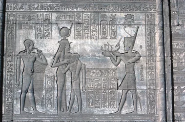 Relieve en el Mammisi romano, Templo de Hathor, finales del período Ptolemaico y Romano, c. 125 a.C. - c. 60 d.C.