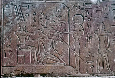 Relieve que muestra a la reina Hatshepsut recibiendo bendición, Templo de Amón, Karnak, Egipto, c. 1500 a.C.