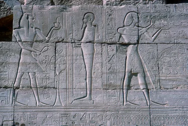 Relieve mostrando a Ramsés II ante Ptah, El Ramesseum, Templo de Ramsés II, Luxor, Egipto, c1250 a.C.
