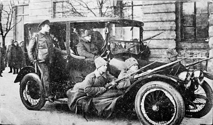 Guardias revolucionarios en Petrogrado, Rusia, Revolución Rusa, 1917