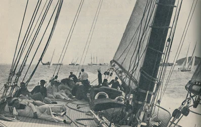 Las mayores yates de carreras británicos compiten durante la Semana de Cowes, 1937