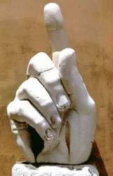 Mano derecha de una estatua colosal del emperador Constantino, 330 d.C.