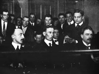 Robert Fay a la izquierda y sus dos cómplices fotografiados en el tribunal, 1915