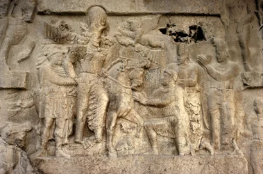 Relieve rupestre que representa al rey sasánida Shapur I (241-72) el emperador romano Valeriano (c.240-260) y generales persas, siglo III