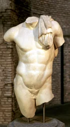 Copia romana de una estatua griega de un torso masculino