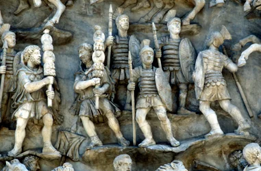 Soldados romanos participando en decursio, el ritual de circunvalación de la pira funeraria, c180-196