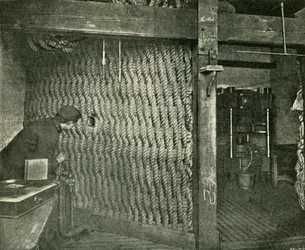 Pantalla de cuerda utilizada para protección mientras se presiona algodón explosivo, 1901