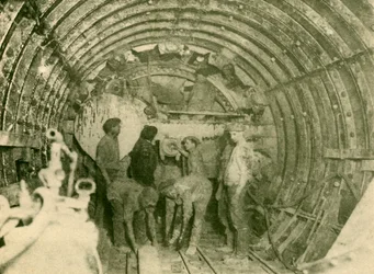 Cortadora rotativa en funcionamiento en el tubo ampliado de la línea ferroviaria City y South London, c. 1930