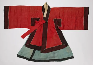 Traje Ceremonial Real y Accesorios, finales de 1800s-principios de 1900s