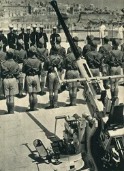 Marines Reales en el desfile celebrando la defensa exitosa de Malta, Segunda Guerra Mundial, 1943-1944