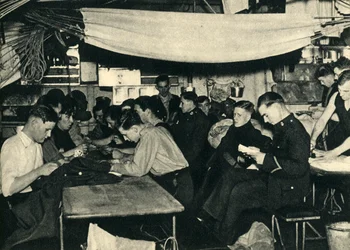 Marines Reales en su cubierta de comedor a bordo de un barco, Segunda Guerra Mundial, c1939-c1943 1944