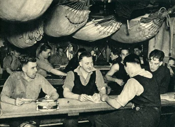 Marines Reales en su cubierta de comedor a bordo de un barco, Segunda Guerra Mundial, c1939-c1943 1944