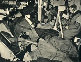 Marines reales durmiendo en la casa de armas de un buque de guerra, Segunda Guerra Mundial, c1939-c1943