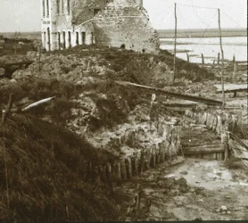 Edificio en ruinas y trincheras a lo largo de la costa, c. 1914-c. 1918