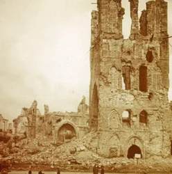 Catedral en ruinas, Ypres, Flandes, Bélgica, c1914-c1918