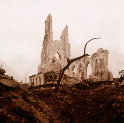 Iglesia en ruinas, Ablain-Saint-Nazaire, norte de Francia, c. 1914-c. 1918