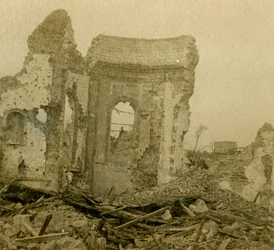 Iglesia en ruinas, Combles, norte de Francia, c1914-c1918