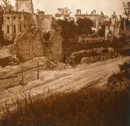 Iglesia y castillo en ruinas, Francia, c1914-c1918