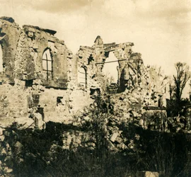 Iglesia en ruinas en Dreslincourt, norte de Francia, c. 1914-c. 1918
