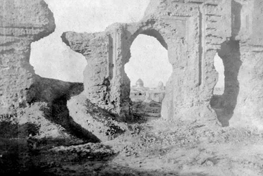 Muros en Ruinas del Jardín Encantado, justo fuera de la Ciudad de Samarra, Irak, 1917-1919