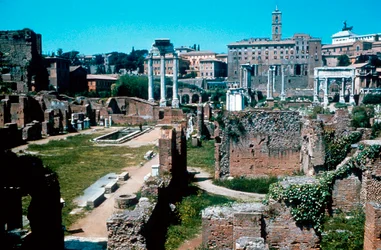 Ruinas del Foro, Roma con la Casa de las Vestales a la izquierda