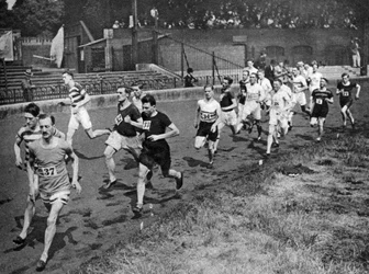 Corriendo la media milla en el día de deportes del Servicio Civil, Stamford Bridge, Londres, 1926-1927