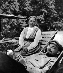 Líder bolchevique ruso Vladimir Lenin y Nadezhda Krupskaya, Gorki, URSS, 1922
