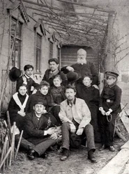 El autor ruso Antón Chéjov con familia y amigos, 1890