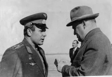 Cosmonauta ruso Yuri Gagarin e ingeniero de cohetes Sergey Korolyov, 1961