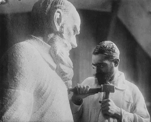 Escultor ruso Sergey Merkurov 1881-1952 trabajando en su estatua de Leo Tolstoy