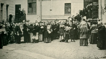Esposas de soldados rusos esperando noticias del frente..., Primera Guerra Mundial, 1915, c1920