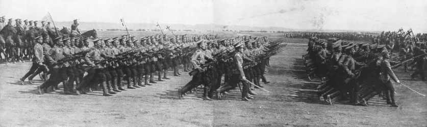 Tropas rusas desfilando durante la visita del presidente francés Raymond Poincaré a Rusia, 22 de julio de 1914