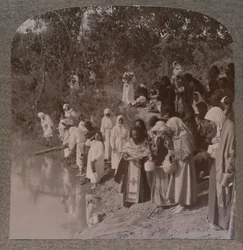 Mujeres rusas celebrando un servicio en las orillas del Jordán, c1900