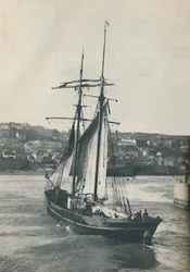 Navegando hacia el puerto de Newlyn, el Isabella, una goleta tipo Lancashire de dos mástiles, 1937