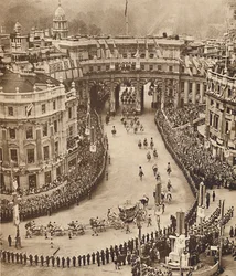 Marineros alinean la ruta en Trafalgar Square, 12 de mayo de 1937