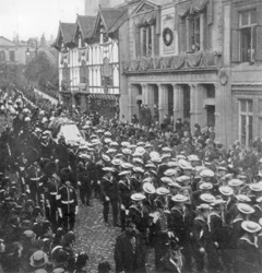Marineros tirando del carro de armas que lleva el ataúd de la Reina Victoria, Windsor, Berkshire, 1901