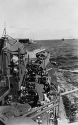 Marineros durmiendo en la cubierta superior del acorazado británico HMS Malaya, c1940-c1941