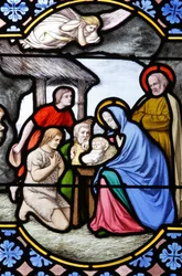 Vidriera de la catedral de Saint-Corentin: adoración de los pastores, Quimper, Francia