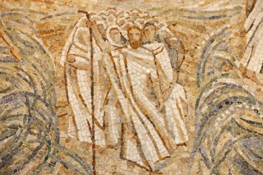 Basílica de la abadía de Saint-Maurice, Mosaico de Madeleine Diener, Moisés y los hebreos cruzando el Mar Rojo